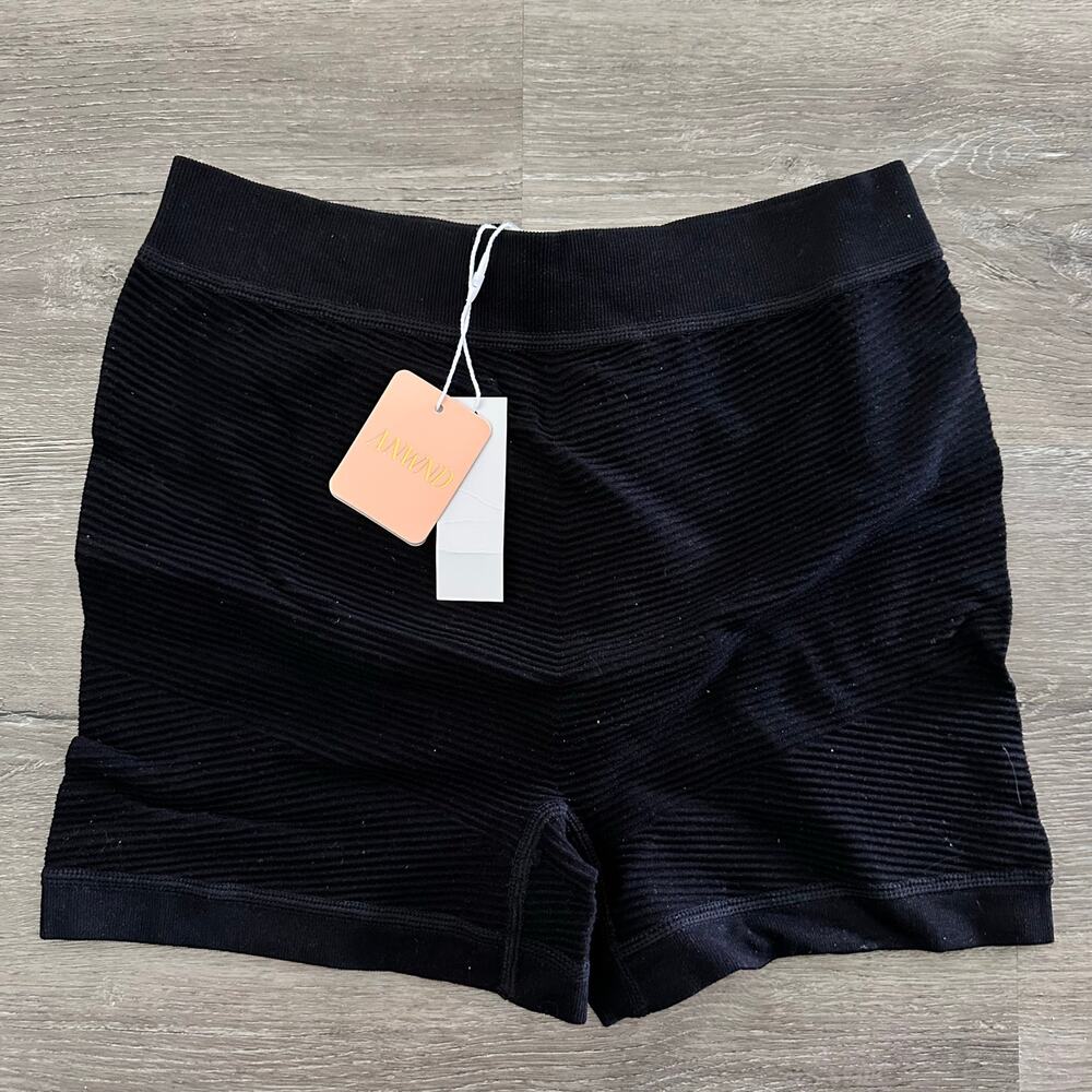 ANWND Shorts Black Textured Compression Medium/Large NEW WITH TAGS